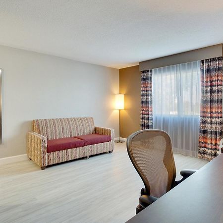 Orangewood Inn & Suites Kansas City Airport Room photo