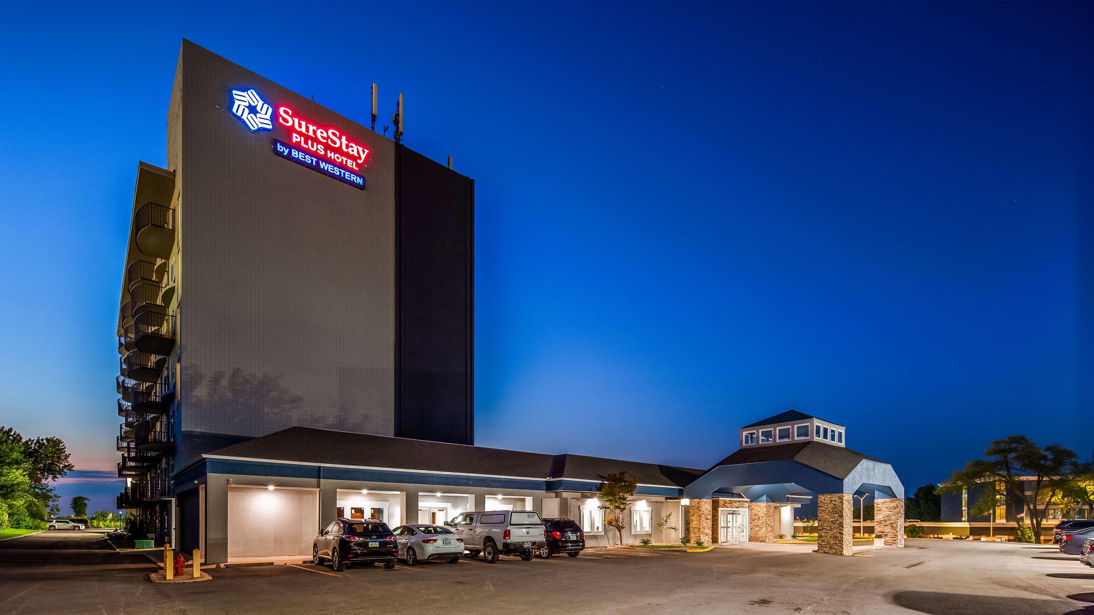 Orangewood Inn & Suites Kansas City Airport Exterior photo