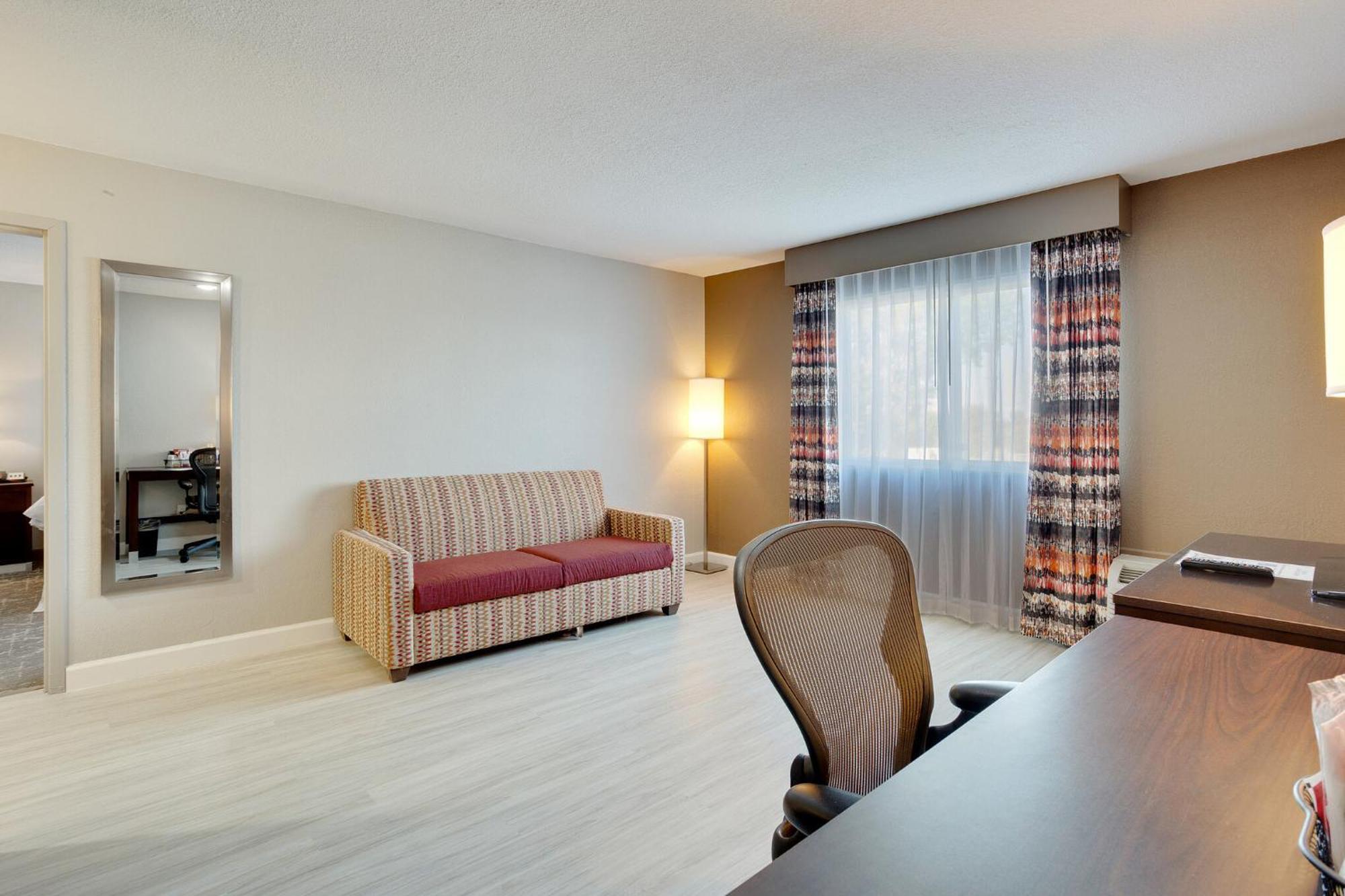 Orangewood Inn & Suites Kansas City Airport Room photo