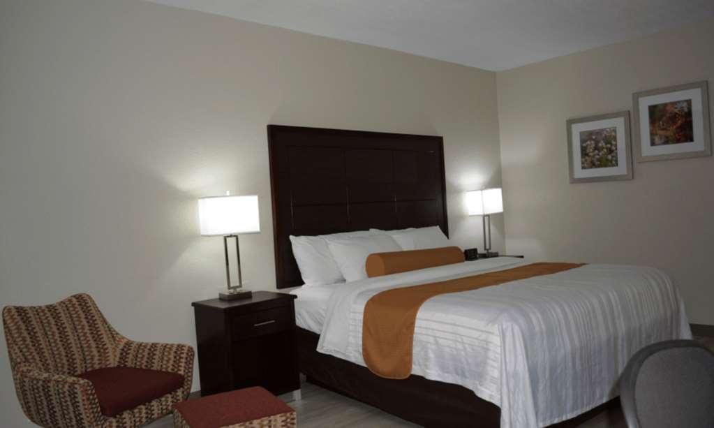 Orangewood Inn & Suites Kansas City Airport Room photo