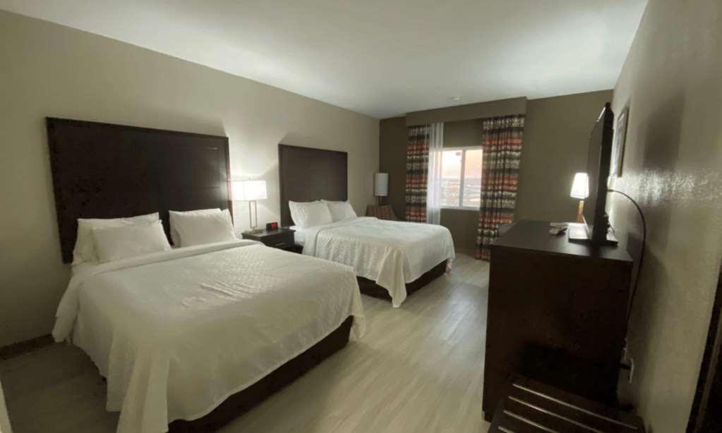 Orangewood Inn & Suites Kansas City Airport Room photo